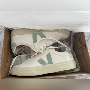 NEW Veja Campo Sneaker in Extra White & Matcha Size 7 in original box